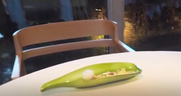 В испанском ресторане блюда подают в разрезанных бутылках