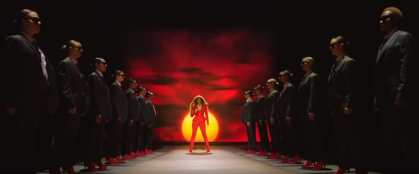 Борьба со стихиями: Джей Ло выпустила новый яркий клип