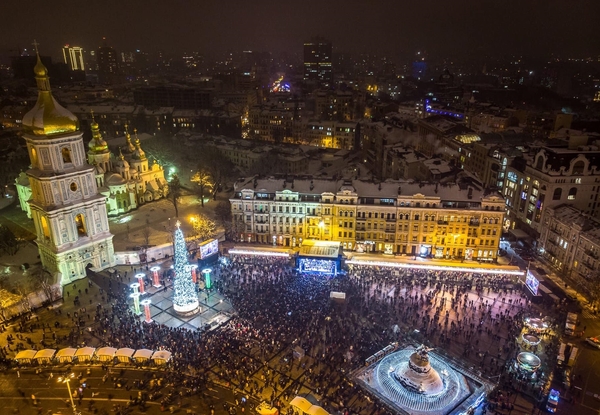 ТОП-10 самых красивых новогодних елок 2018-го