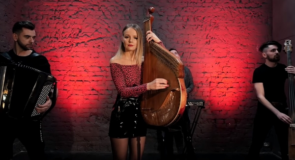 Появился невероятно красивый кавер песни "Плакала", сыгранный на народных инструментах