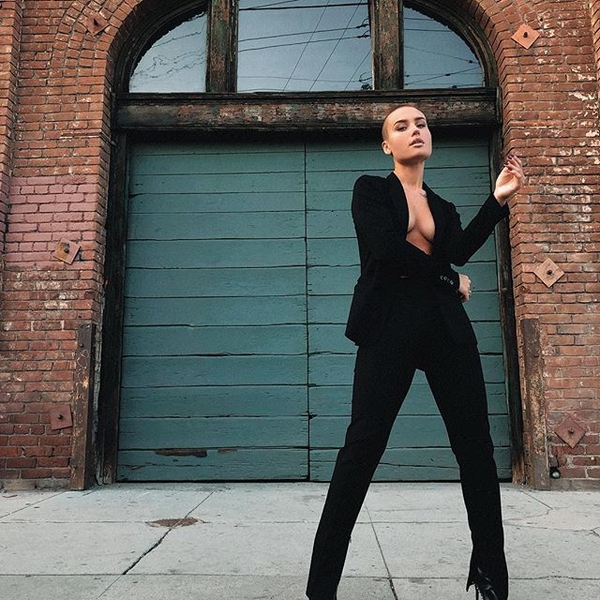 Лысая модель впервые снялась для журнала Playboy (фото)