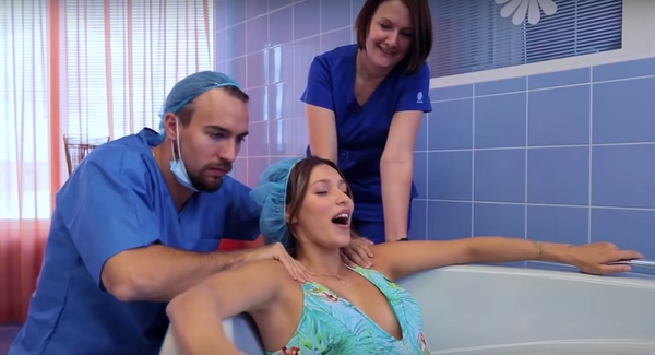 Регина Тодоренко провела экскурсию для известных девушек по родильному залу