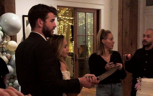 Майли Сайрус вышла замуж