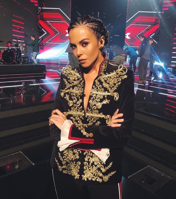 Каменских снова "пролетела" с рождественской песней