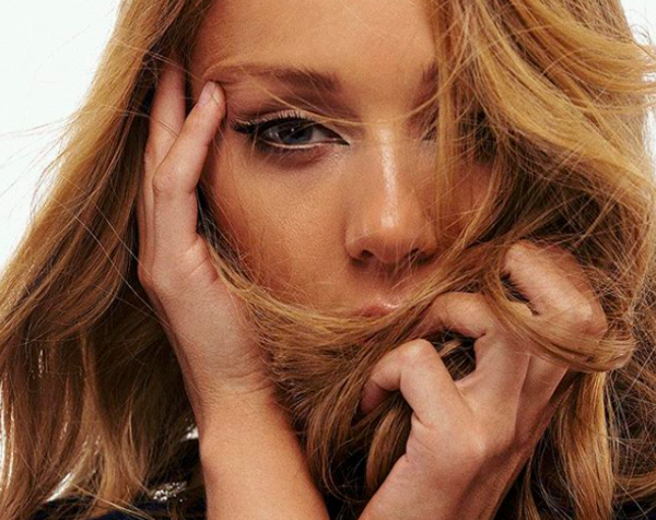 Тина Кароль взбудоражила поклонников фото без бюстгальтера