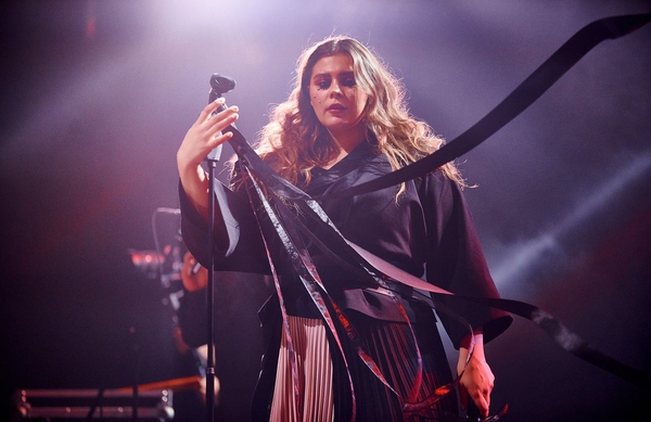 Группа KAZKA  выпустила англоязычную версию мегахита "Плакала"