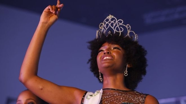 У королевы красоты загорелся парик во время церемонии награждения (видео)