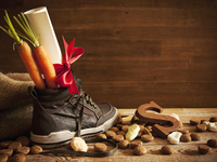 Простое морковное печенье с шоколадной глазурью и орехами