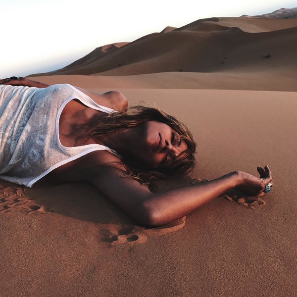 52-летняя Холли Берри снялась топлес в пустыне: фото
