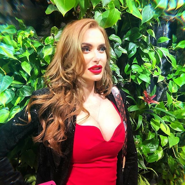 Слава Каминская разгорячила поклонников голым фото на снегу