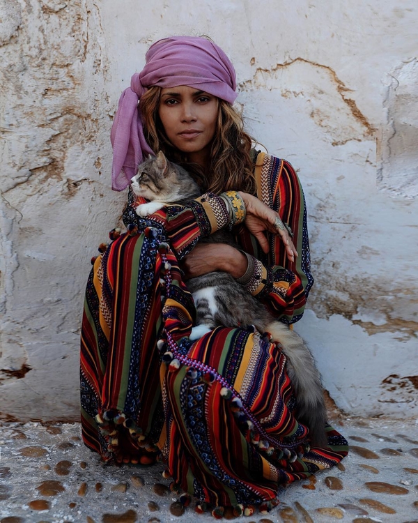 Холли Берри появилась на "красной дорожке" в откровенном наряде