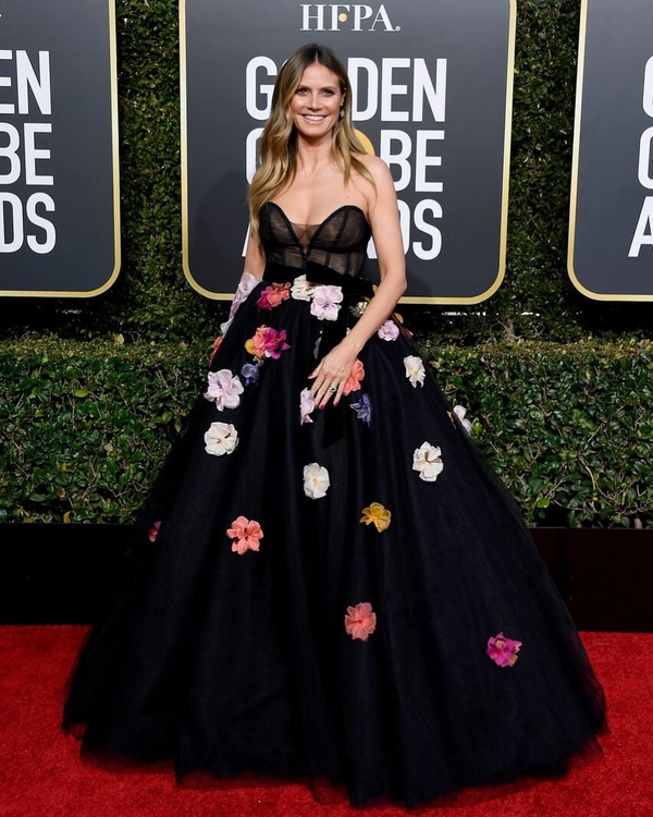 Поцелуи с юным женихом и глубокое декольте: Хайди Клум появилась на вручении "Золотого глобуса"