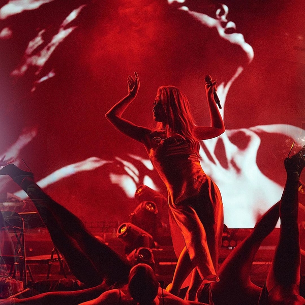 Тина Кароль в пеньюарах: певица похвасталась яркими образами с новогоднего концерта