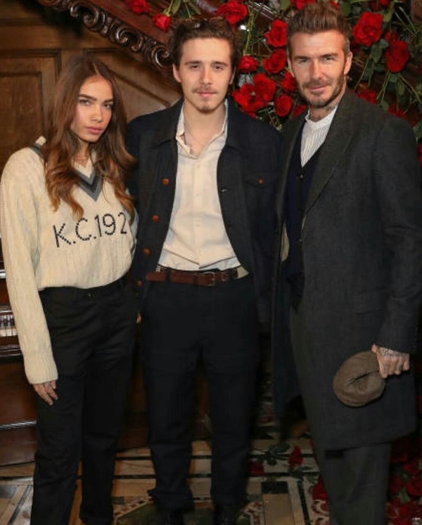 "Почему эта женщина не смеется?" Девушка Бруклина Бэкхема выложила фото со звездной семьей