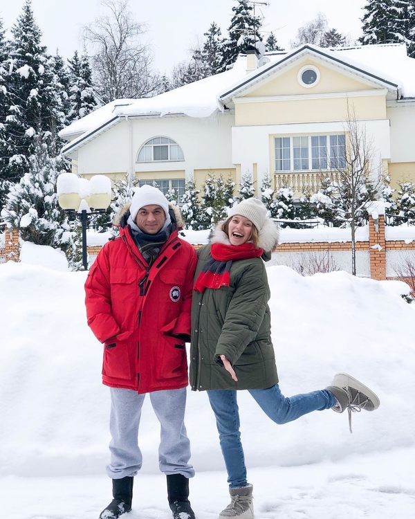 За фортепиано с растрепанной прической и в халате: Тодоренко поделилась забавным видео