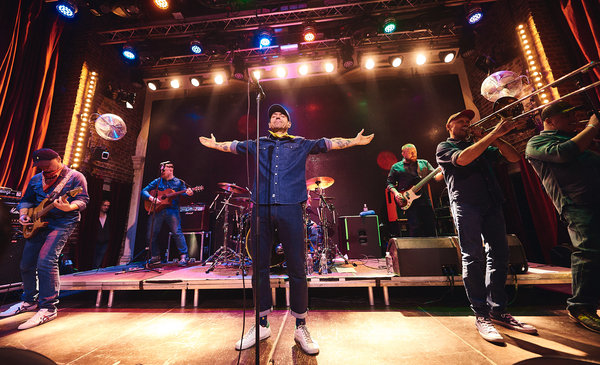 "Ляпис 98" сыграл новогодний концерт в Киеве: фотоотчет