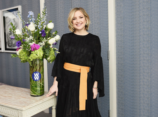 Смелый кадр: Кейт Хадсон покормила дочь грудью на камеру