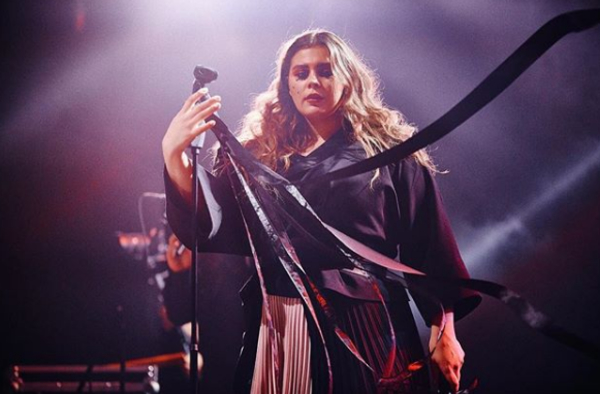 Вокалистка KAZKA поделилась смелым фото в купальнике