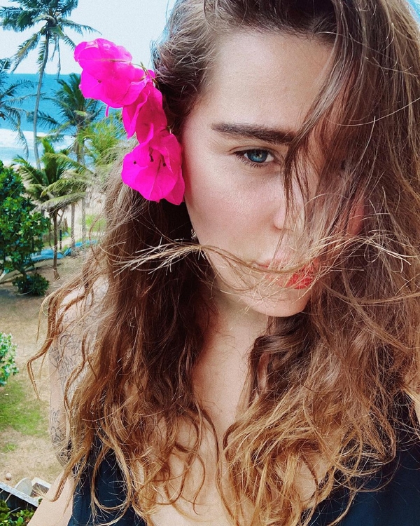 Солистка группы KAZKA засветила пикантное тату на бедре