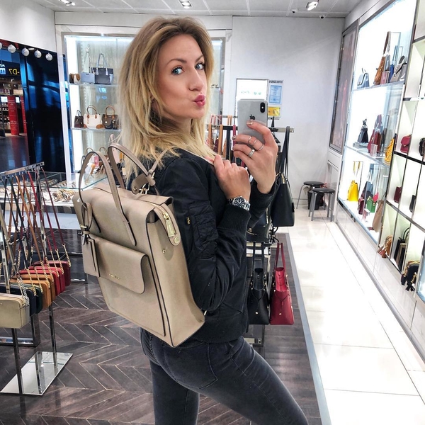 Леся Никитюк упала на пляже в откровенном купальнике