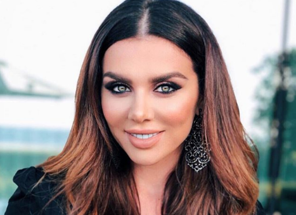 Горячий кадр: Анна Седокова в платье с невероятно глубоким декольте