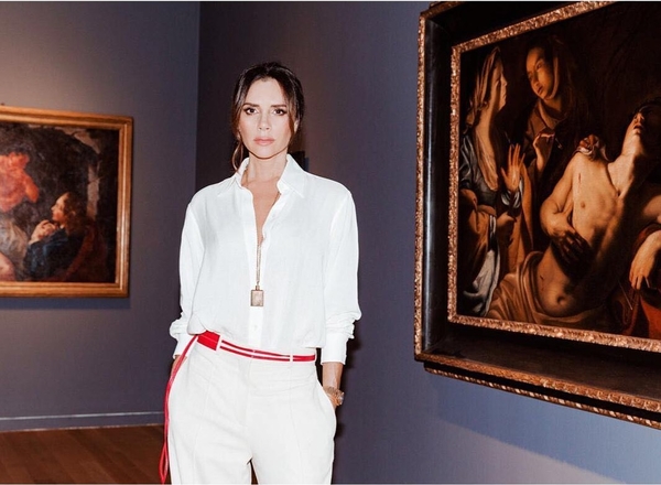 Образ дня: Виктория Бекхэм в белоснежном костюме