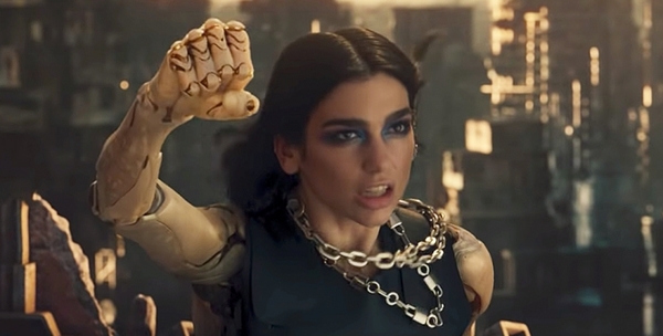 Дуа Липа представила клип на саундтрек к фильму "Алита: Боевой ангел"