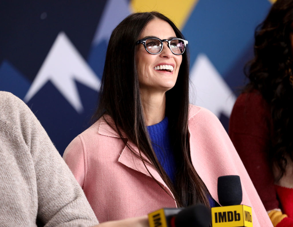 Деми Мур показала, как выглядит идеальное пальто