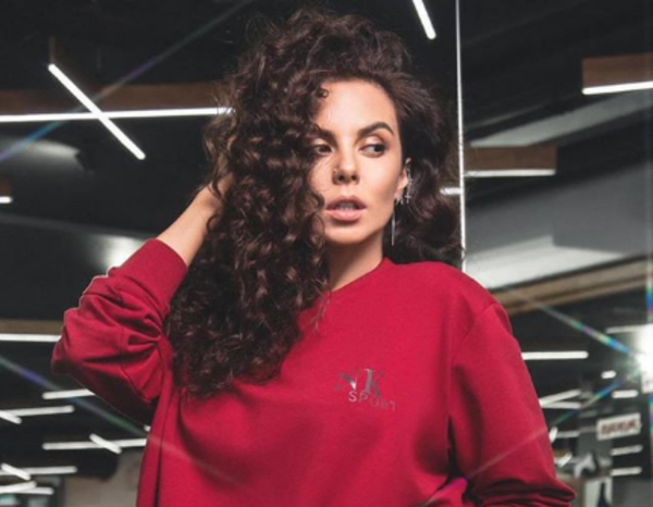 "Помолвлена?": Настя Каменских озадачила поклонников новым фото