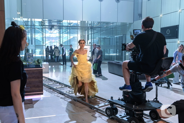 Ксения Мишина попробовала себя в роли сбежавшей невесты в сериале "За витриной"