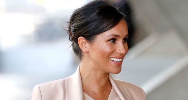 Беременная Меган Маркл вышла в свет в новом образе