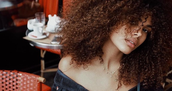 Беременная жена Венсана Касселя показала, какой была в детстве