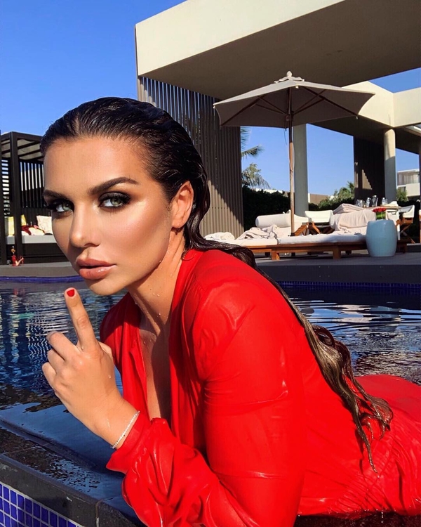 "Что вы на Аньку гоните?": Седокову затроллили в Сети за новую песню