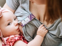 Кормление грудью в общественных местах: Норма или перебор