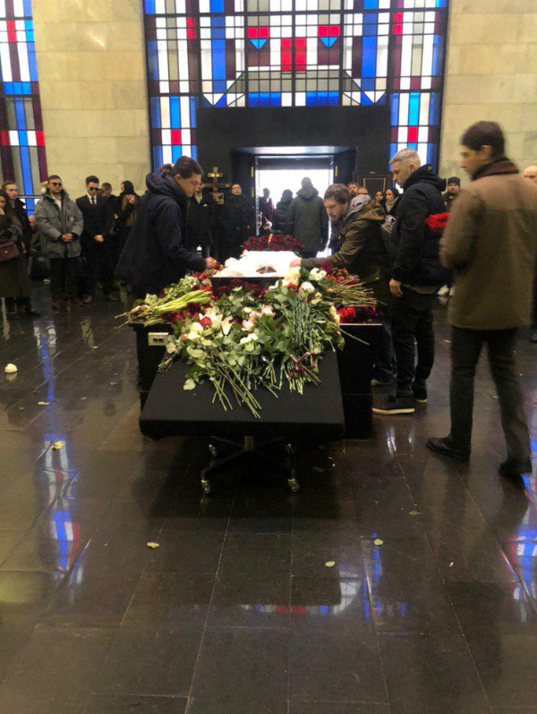 Каждый мог подойти к гробу: Как прошла церемония прощания с Децлом