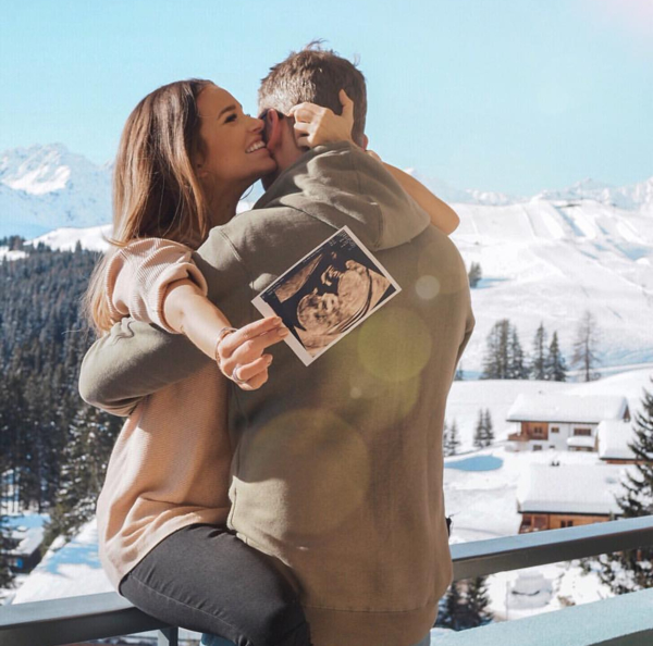 ТОП-6 идей для подарка беременной подруге или молодым родителям