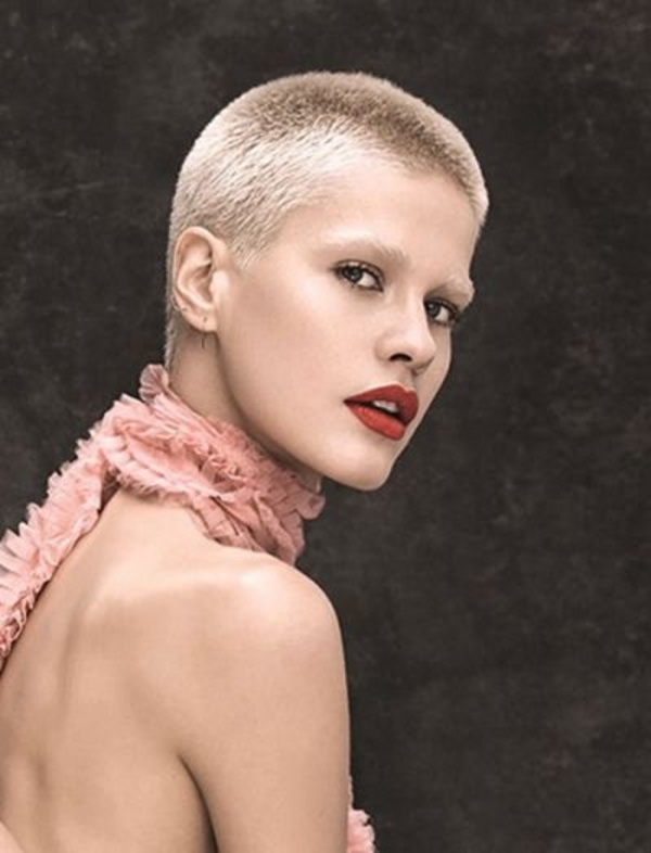 10 причесок, которые делают вас старше