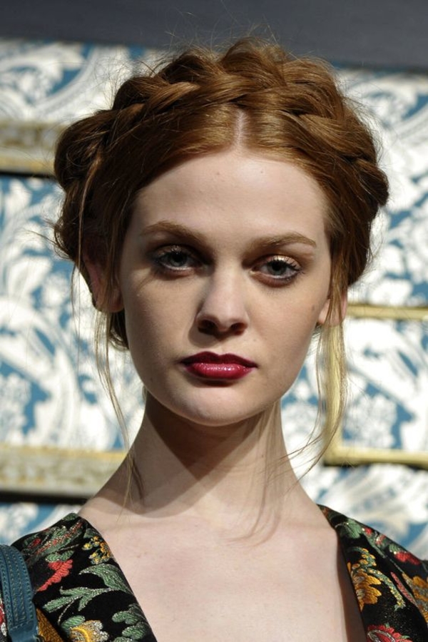 10 причесок, которые делают вас старше