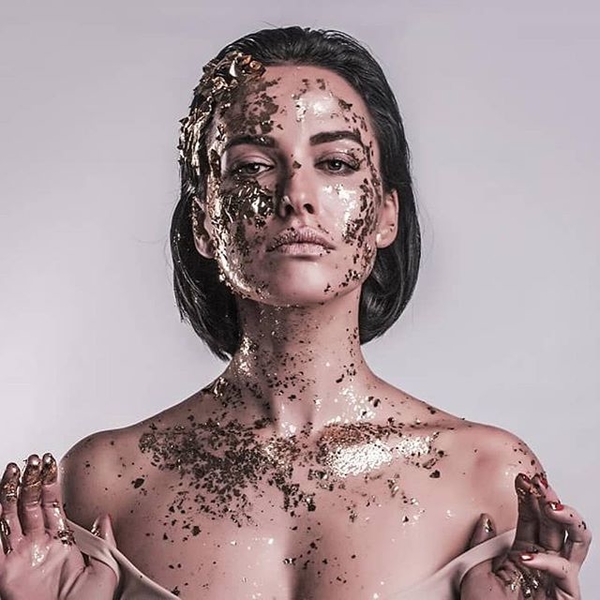 Вся в золоте: Даша Астафьева очаровала соблазнительными фото