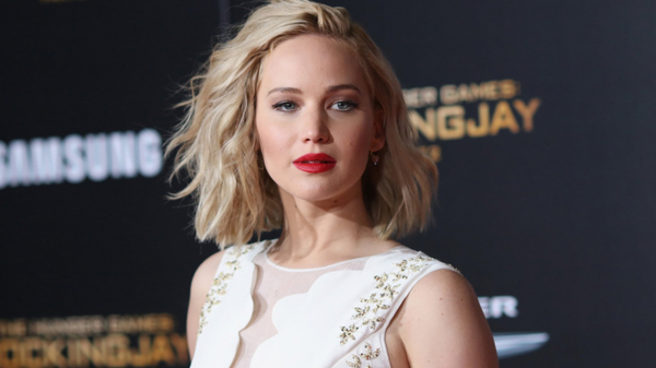 Дженнифер Лоуренс обручилась и похвасталась дорогим кольцом (фото)