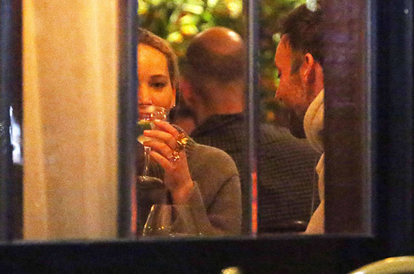 Дженнифер Лоуренс обручилась и похвасталась дорогим кольцом (фото)