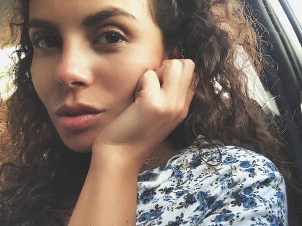 "Убийственно хороша": Каменских поделилась нежным фото без макияжа