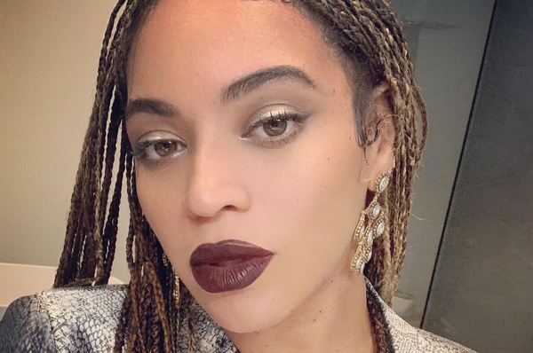 "Королева": Бейонсе обнажила грудь в откровенном пиджаке