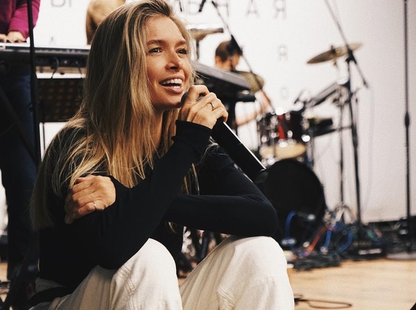 "От него веет такой любовью к вам": Брежнева растрогала Сеть снимком с мужем