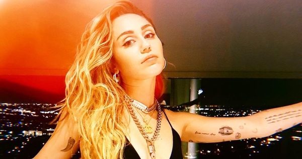 Майли Сайрус поделилась новыми снимками со свадьбы