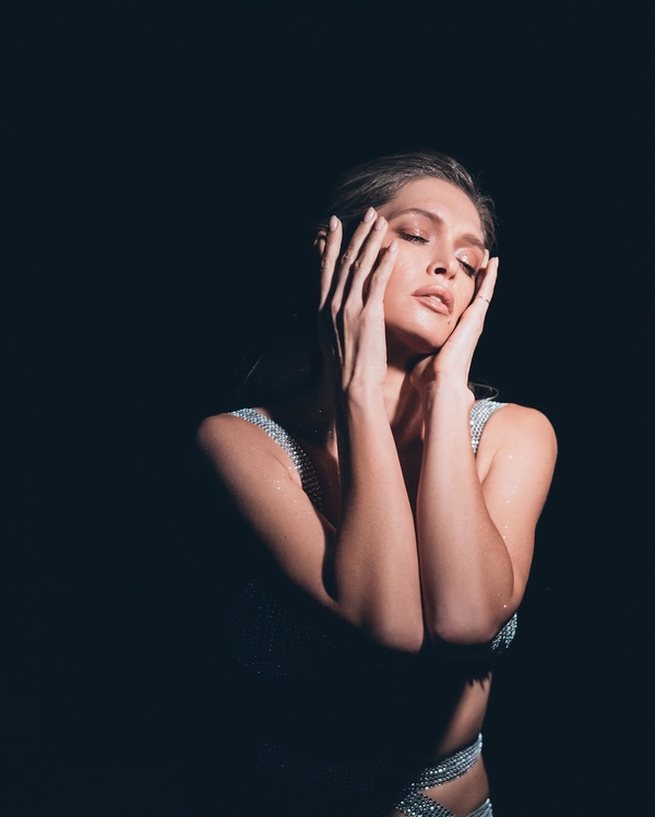 "Оживает на глазах": Брежнева похвасталась картиной, которую с нее написали