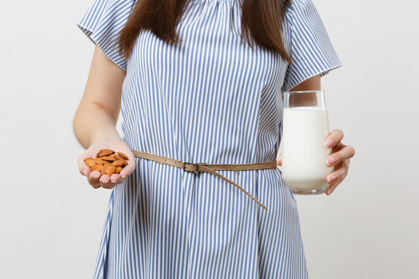 Польза и вред миндального молока