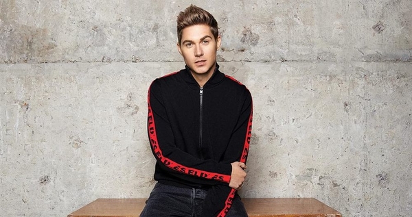 "Укршоубиз":  украинский телеведущий снял пародию на "Попу, как у Ким"