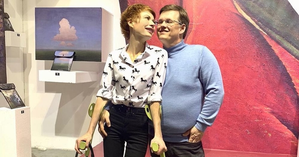 Ведущая "Аферистов в сетях" показала, как любимый поддерживает ее в больнице