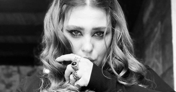 Солистка "KAZKA" удивила поклонников необычным выбором макияжа